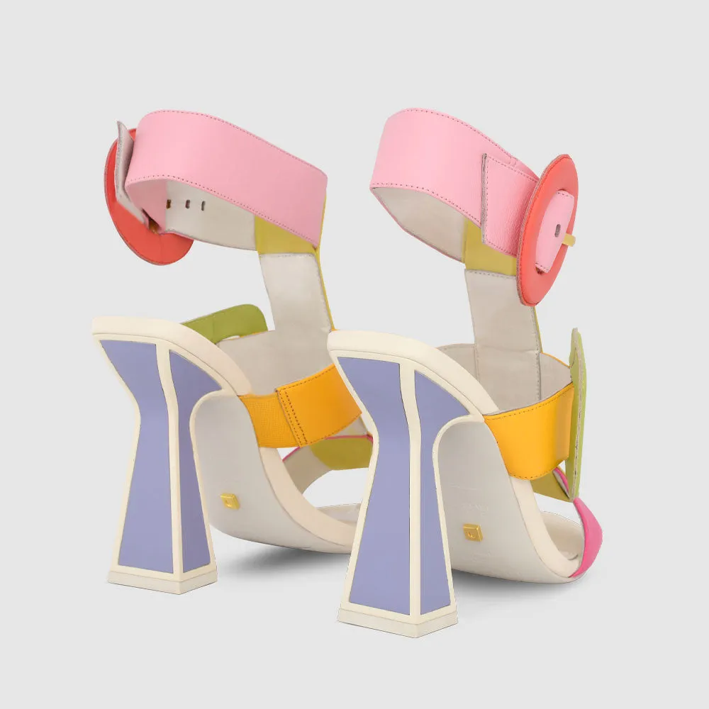 Kat Maconie Deliz